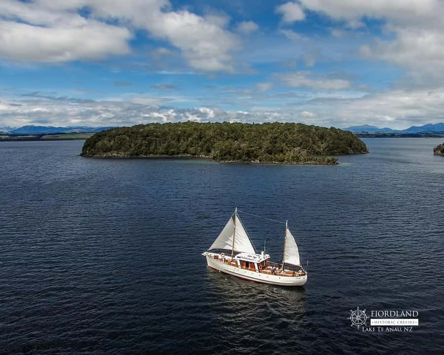 Lake Te Anau: 3-Hour Boat Cruise with Guided Walk - Weather, clothing, and small practical tips
