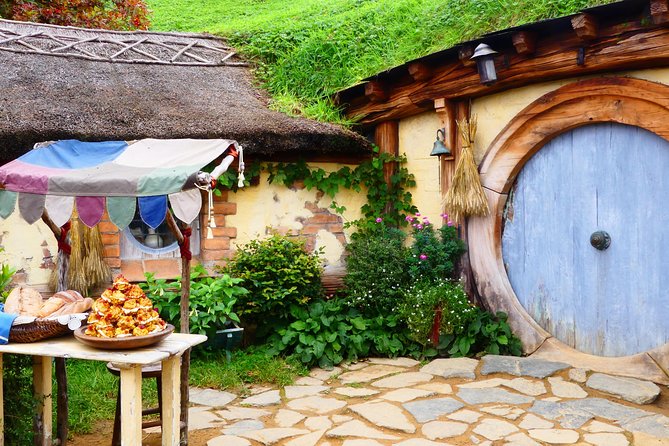Luxury Small group tour from Auckland to Hobbiton Movie Set - Hobbiton on a Working Farm: Where the Movie Set Becomes Real