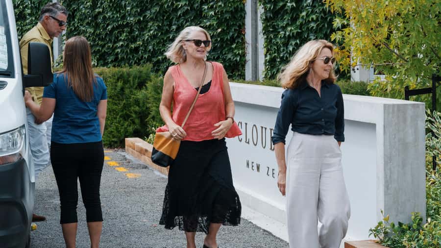 Marlborough: Full-Day Wine and Seafood Tour with Cruise - Seafood Tasting, the Bar, and How the Meal Portion Really Feels