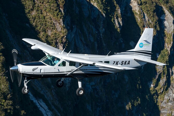 Milford Sound Flight and Cruise ex Queenstown (incl Lunch) - Lunch and Comfort: What to Pack for a Cold, Wet Planet