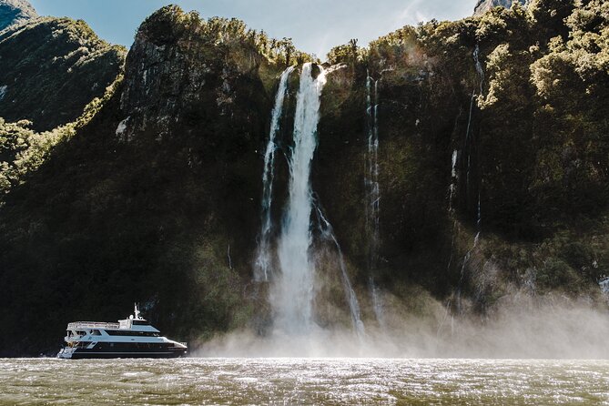 Milford Sound Luxury Lunch Cruise onboard The Fiordland Jewel - Lady Bowen Falls and Milford Sound’s waterfalls: how to spot the drama