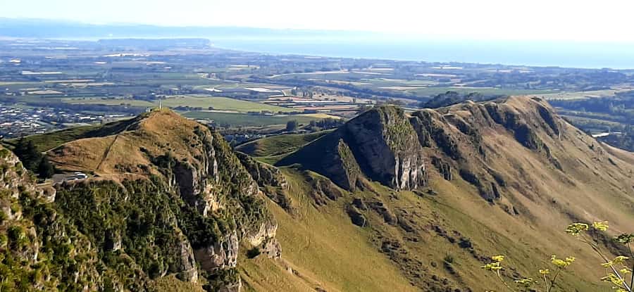 Napier: Art-Deco + Te Mata Peak+ Garden Walk + Wine Tasting - Bluff Hill Lookout: the ship-in-the-bay photo moment