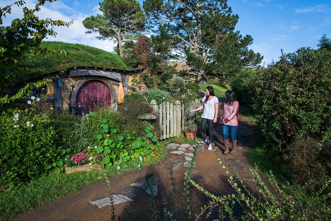 Private 2 Day Tour: Hobbiton, Waitomo, Rotorua Geothermal & Hamilton Gardens - Day 2 Lake Rotorua and Mokoia Island, A Breather Before Hobbiton