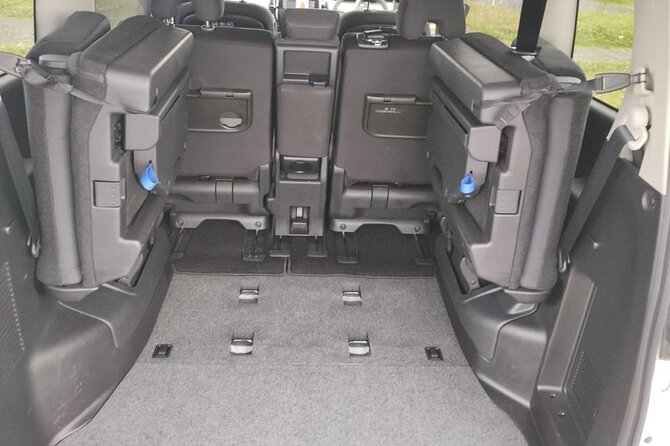 Private Auckland Airport Transfer: to/from City Hotels in Minivan - Pickup Zones at Ray Emery Drive: Where You Meet and Why You Might Walk