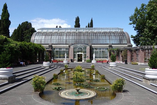 Private Auckland City Tour For Small Group in a luxury vehicle. - A 5-hour private Auckland loop that saves you the hard parts