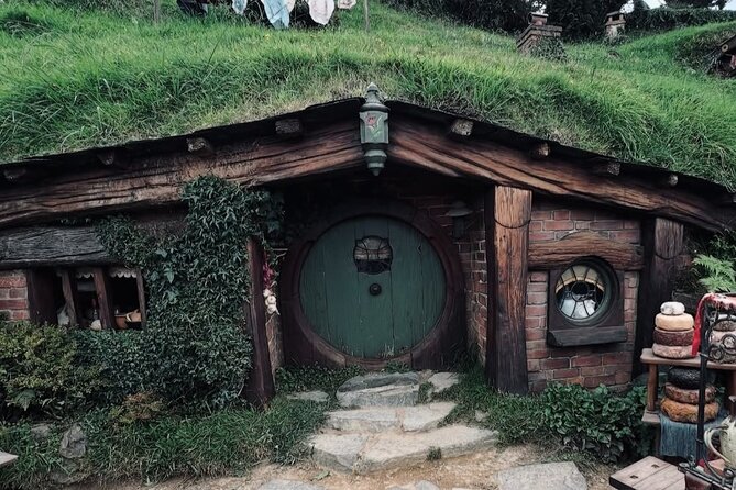 Private Hobbiton Movie Set and Rotorua Day Trip from Auckland - Hobbiton Movie Set option: Green Dragon Inn, Party Tree, and hobbit holes
