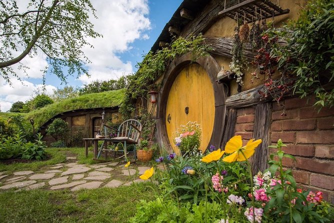 Private Luxury Tour to Hobbiton Movie Set & Waitimo Glowworm Cave - A day that strings together Hobbiton and Waitomo with zero stress