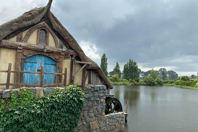 Private Luxury Tour to Hobbiton Movie Set & Waitimo Glowworm Cave - Hobbiton Movie Set: Shire details, guided facts, and your included drink