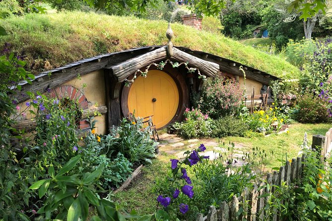Private Luxury Tour to Hobbiton Movie Set & Waitimo Glowworm Cave - The included lunch and onboard comforts that make a long day easier