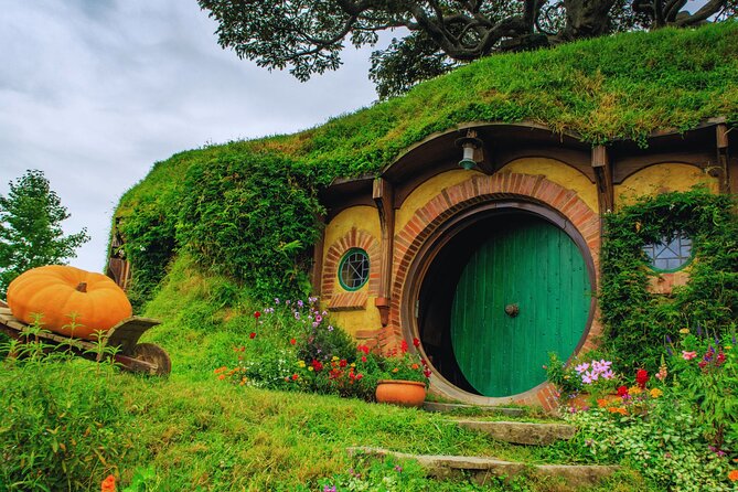 Private Tour: Hobbiton Movie Set, Rotorua Mud Pool & Treewalk - Getting Fed and Moving on a Full 12-Hour North Island Day