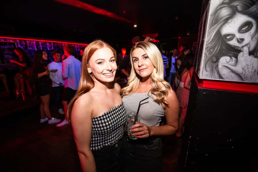 Queenstown: Bar Crawl with 5 Free Shots and Pizza - Why this Queenstown bar crawl works for first-timers