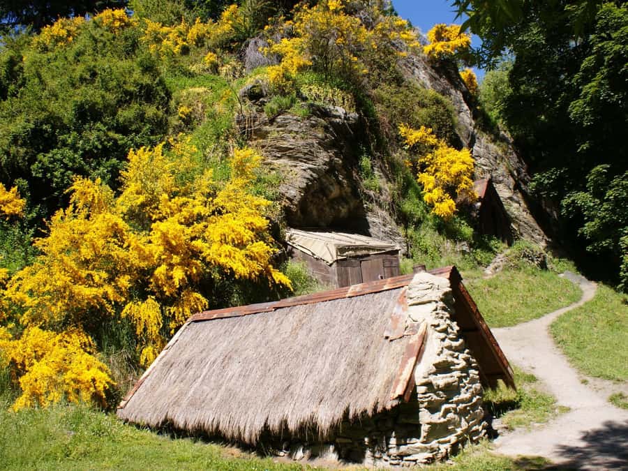 Queenstown: Highlights Tour with Wine Tasting - Kawarau Gorge views and Lake Wakatipu framing