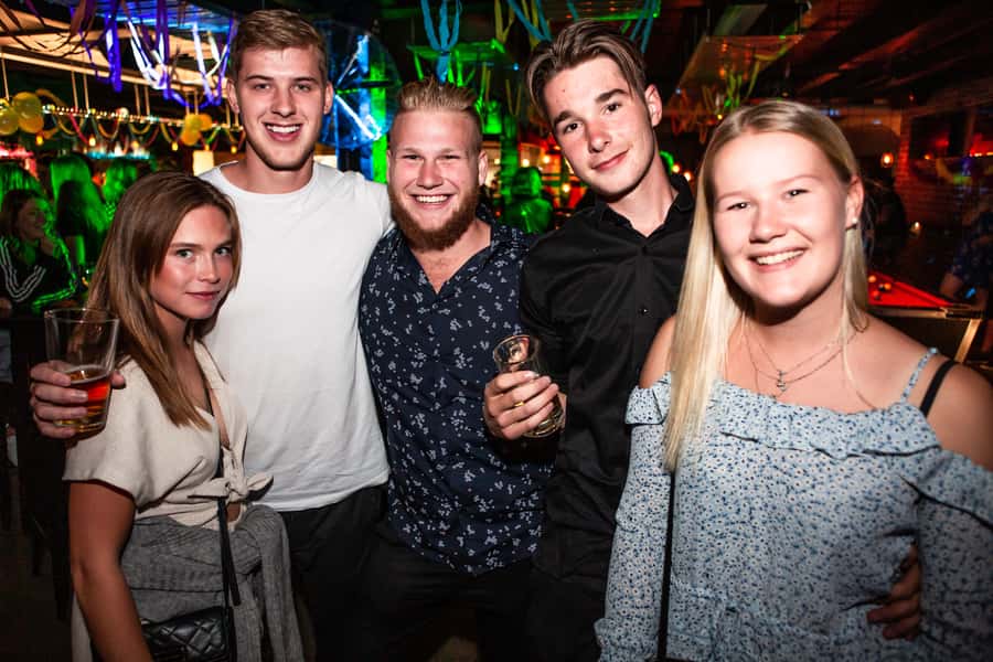 Queenstown: Ice Bar Crawl - The 9:00 PM meeting at The London Bar, and why location matters