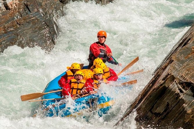 Queenstown Kawarau River Rafting and Jet Boat - The Dog Leg rapid: the moment the day ramps up