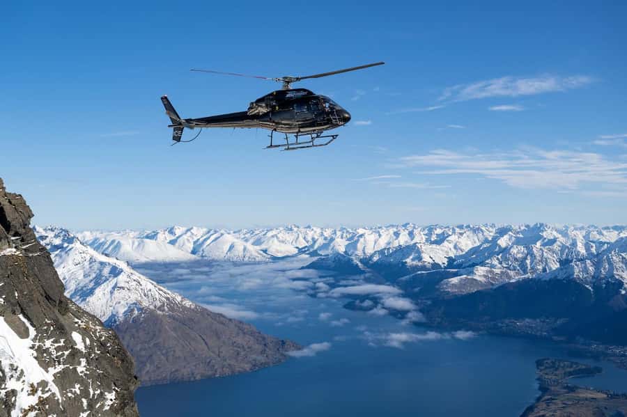 Queenstown: Remarakbles Helicopter Tour with Alpine Landing - The flight route: Lake Whakatipu, rivers, then the mountains