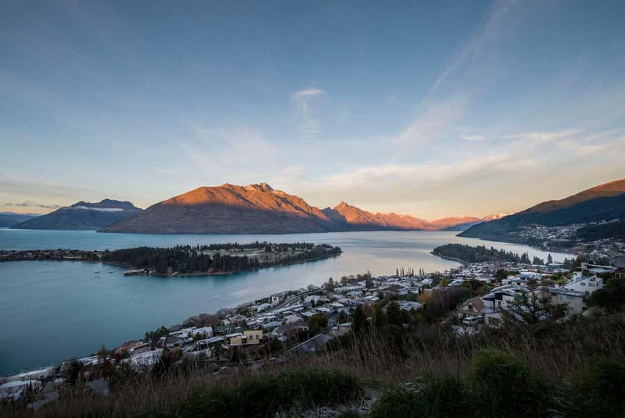 Queenstown: Scenic Highlights, Tour with Wine & Lake Cruise - Lake Wakatipu viewpoint and Shotover River photo stop: quick orientation with payoff