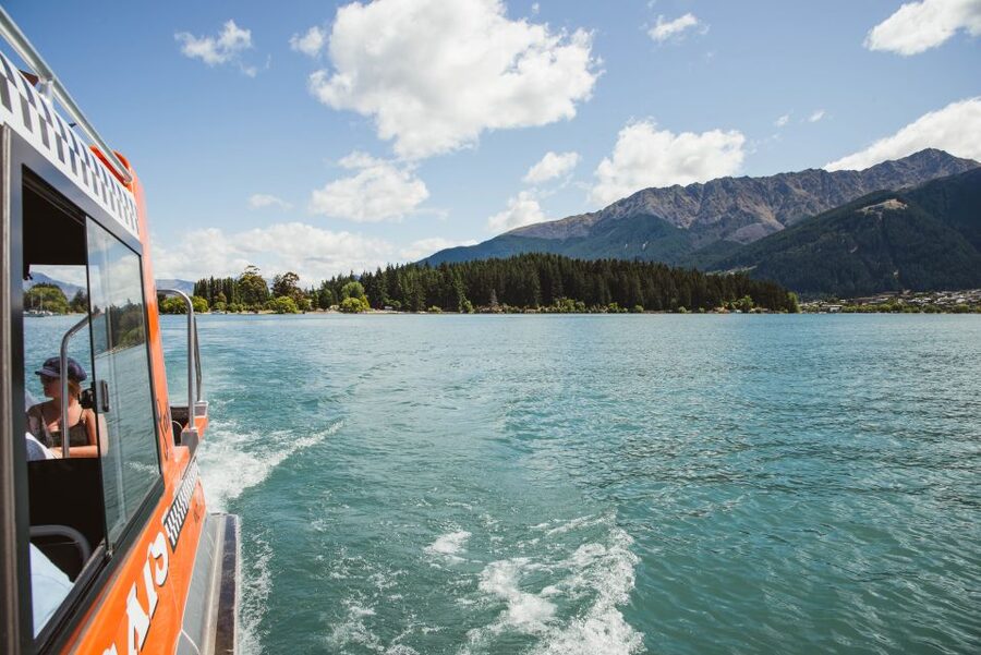 Queenstown: Scenic Highlights, Tour with Wine & Lake Cruise - Lake Whakatipu cruise and the Queenstown Bay Beach finish