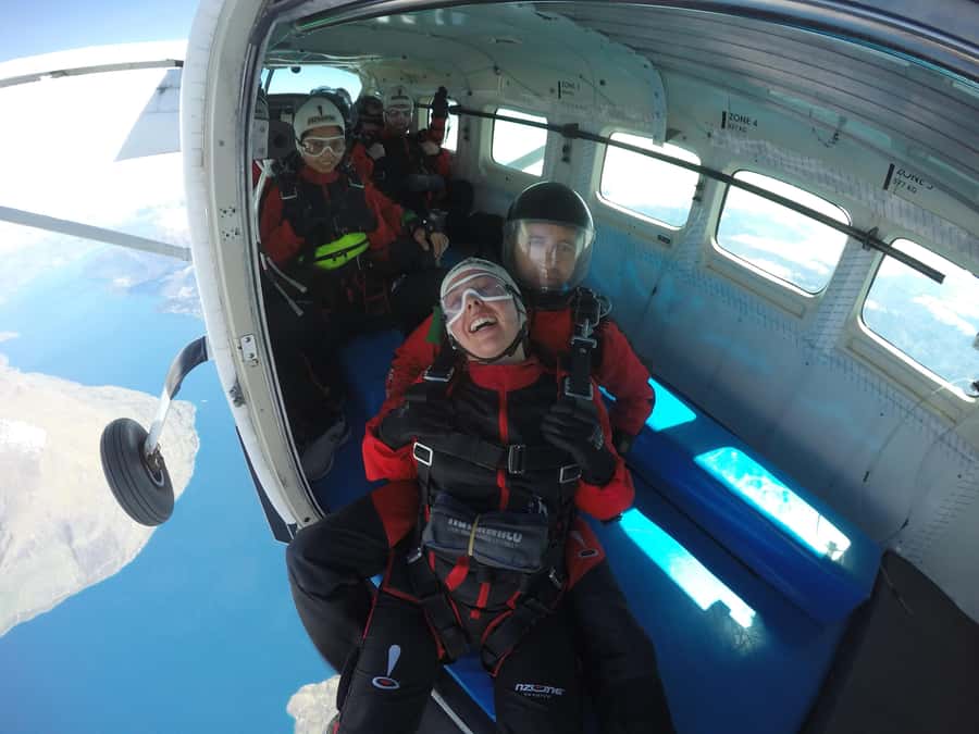 Queenstown: Tandem Skydive Experience - Transfers, timing, and what to do while you wait