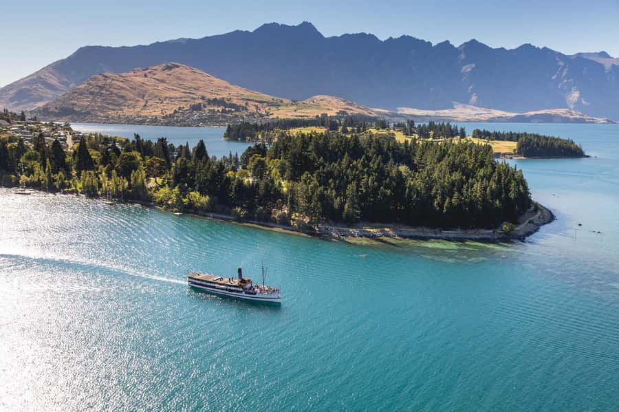 Queenstown: TSS Earnslaw Cruise of Lake Whakatipu - Queenstown’s iconic steamship, with real engine-room heat