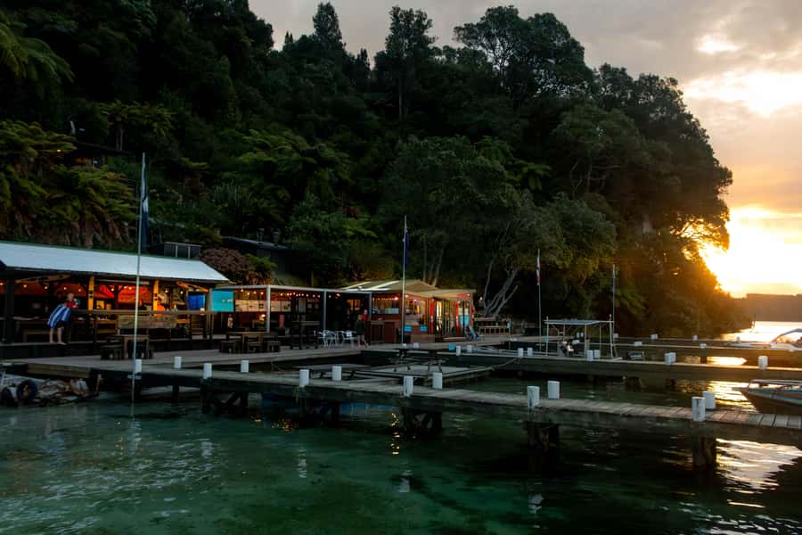 Rotorua: Evening Starlight Gourmet Kayak Tour with dinner - Kayaking out for starlight on Lake Rotoiti