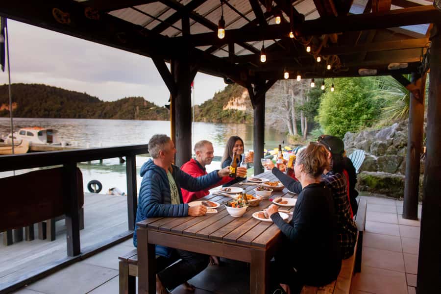 Rotorua: Evening Starlight Gourmet Kayak Tour with dinner - Where the glowworms fit in (and why you go by kayak)