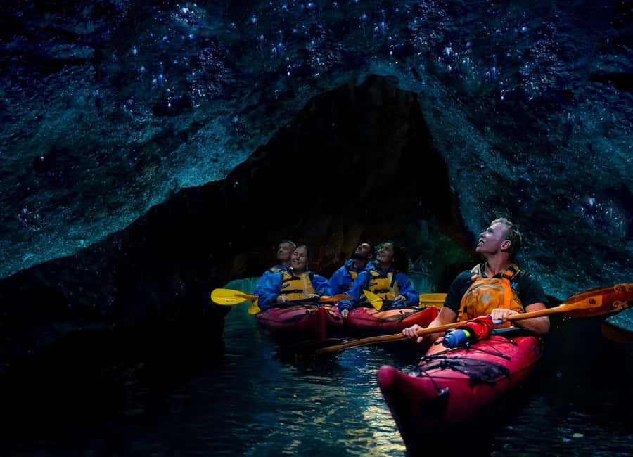 Rotorua: Evening Starlight Gourmet Kayak Tour with dinner - Manupirua Hot Pools: warming up after 2.5 hours on the lake