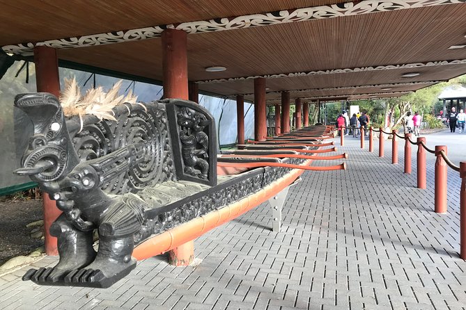 Rotorua Geothermal Wonderland Tour – Departs Tauranga - Te Puia: Pohutu Geyser, mud pools, and the Māori welcome