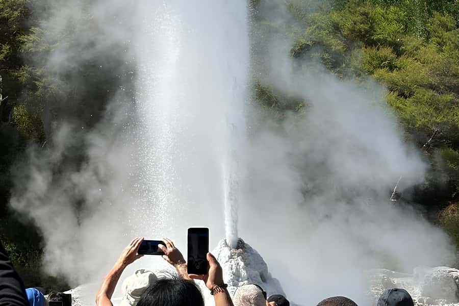 Rotorua & Taupo DayTour Waiotapu & Huka Falls from Auckland - Lady Knox Geyser: A Short Stop With Big Theater