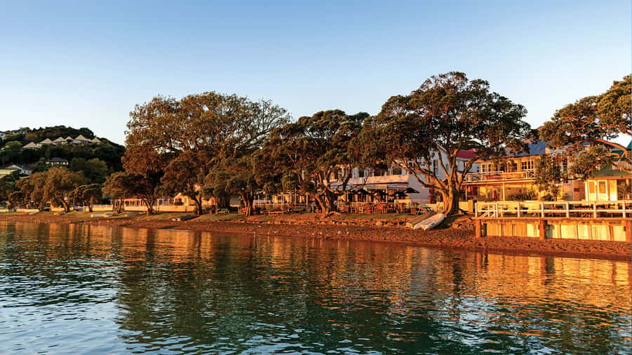 Russell: 1-Hour Sightseeing Tour by Coach & Long Beach - Getting oriented in Russell from Russell Wharf