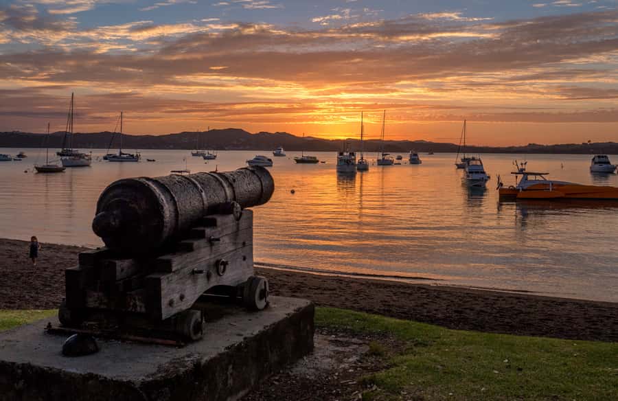 Russell: 1-Hour Sightseeing Tour by Coach & Long Beach - Flagstaff Hill and Bay of Islands views you can actually use