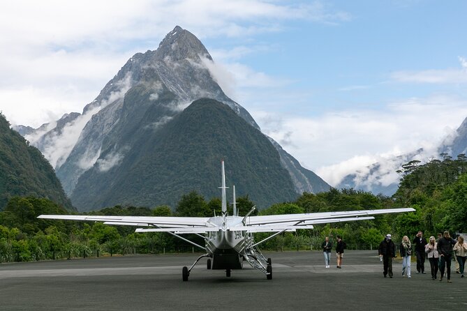 Scenic Flight Transfer to Queenstown from Milford Sound - Fiordland to the Southern Alps: where Sutherland Falls and Lake Te Anau fit in