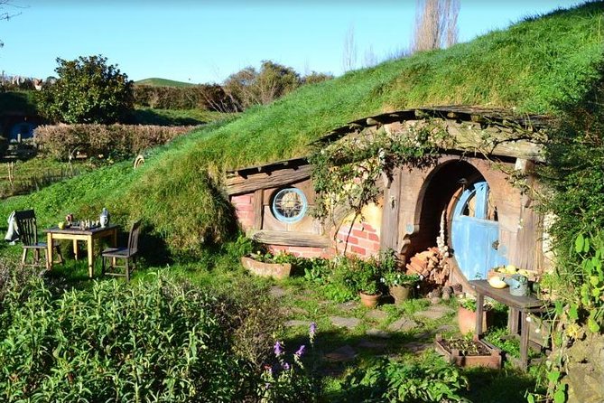 Small-Group Hobbiton and Waitomo Day Tour with Lunch from Auckland - Green Dragon Inn: The Drink Break That Feels Like Part of the Story