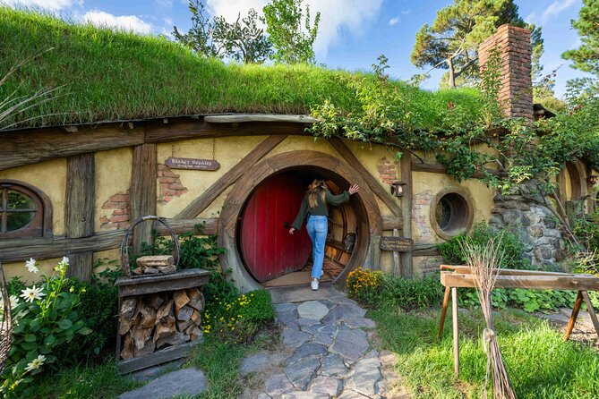 Small-Group Hobbiton and Waitomo Day Tour with Lunch from Auckland - Shopping Time: Souvenirs Without Feeling Like You Got Snagged