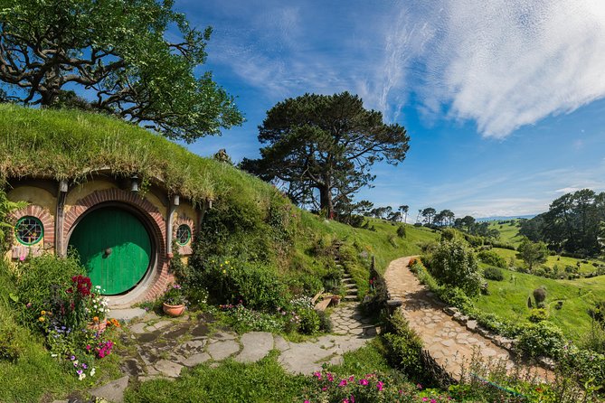 Small-Group Hobbiton Tour from Auckland with Party Marquee Lunch - Green Dragon Inn break: a drink included right after the walk