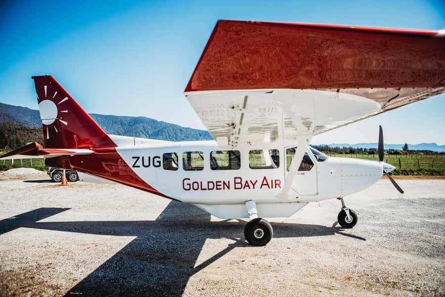 Takaka: Farewell Spit/Abel Tasman Scenic Flight - Farewell Spit: New Zealand’s long sandline from end to end