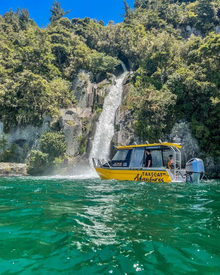 Taupo: Lake Taupo Western Bays Catamaran Tour with Bush Walk - What the 90 minutes actually feels like on the water