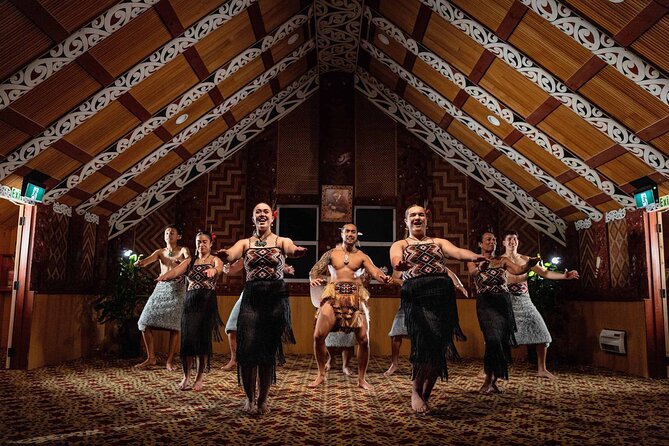 Te Puia: Te Pō Indigenous Evening Experience with Dinner - From the meal to the night valley: the waka ride