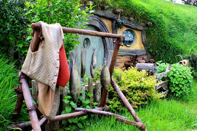 The Hobbiton Movie Set Small-Group Guided Tour from Auckland - The Green Dragon Inn drink: small inclusion, big mood
