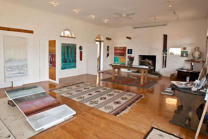 Waiheke Island Private Art Tour - Stop 1 at Waiheke Community Art Gallery: A Strong Island Starter