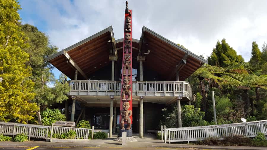 Waitakere Ranges Wilderness Experience Tour from Auckland - Viewpoints and Maori carvings at the edge of the coast