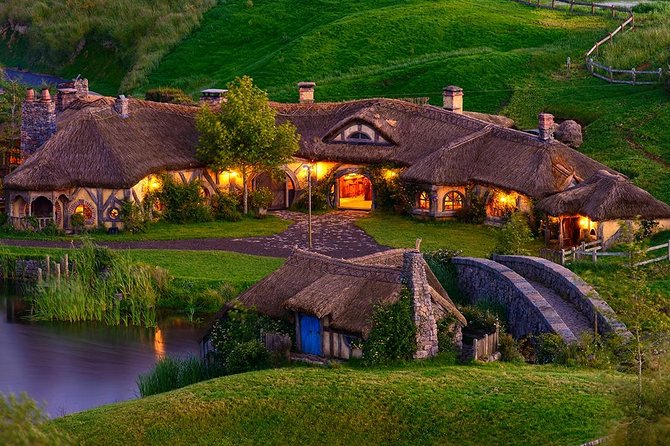 Waitomo Caves & Hobbiton Small Group Tour inc Lunch from Auckland - Karapiro quick stop and the return drive to Auckland