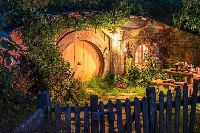 Waitomo Caves & Hobbiton Small Group Tour inc Lunch from Auckland - Small group setup, guide style, and comfort on board