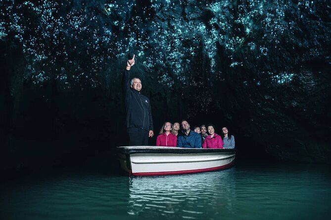 Waitomo Glow Worm Caves - The quiet boat ride on the Waitomo River: the best stillness
