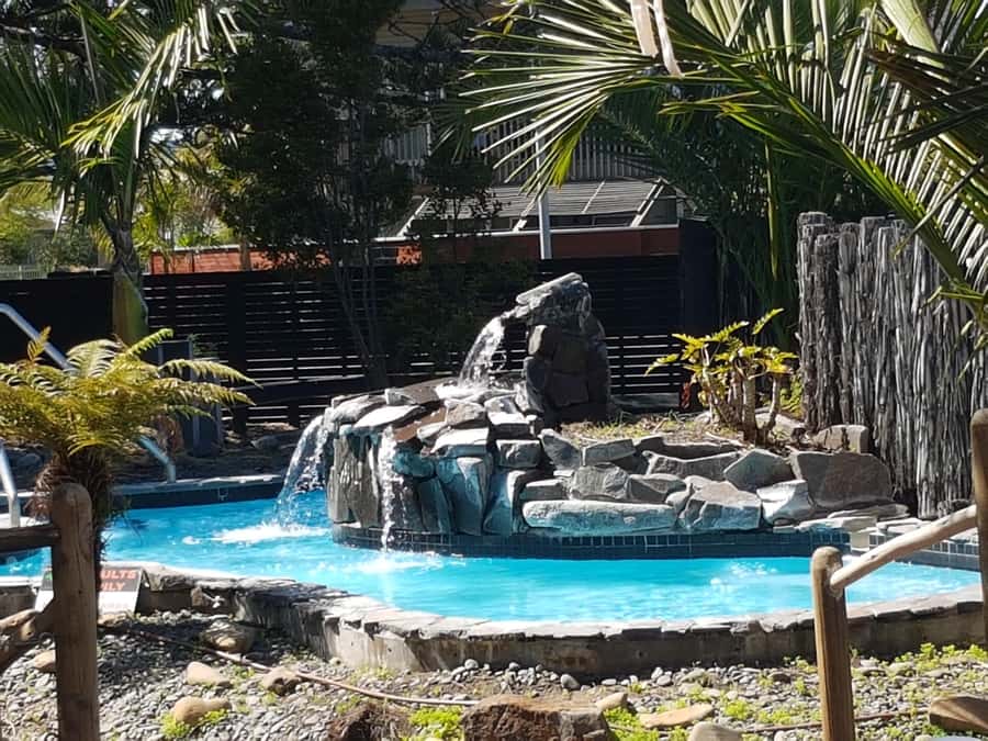 West Auckland: Sunset with Thermal pool & Wine Tasting - From Auckland CBD to West Auckland, with the day’s mood set early