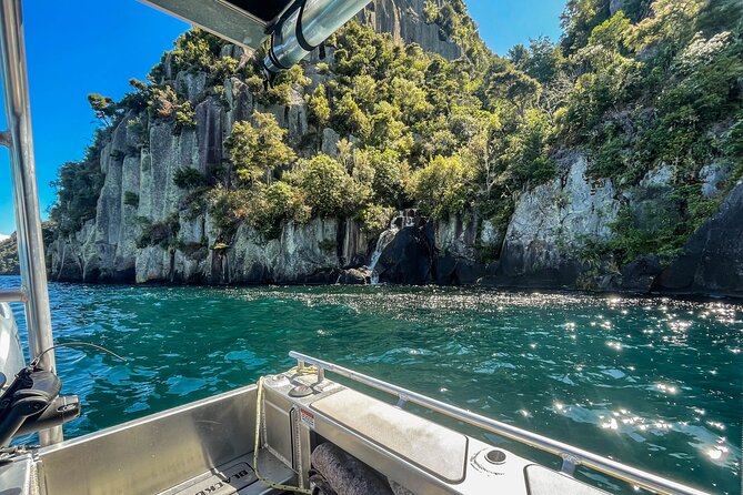 Western Bays Sightseeing Tour from Kinloch Lake Taupo - Otupoto Falls: nose close to the base and cool water